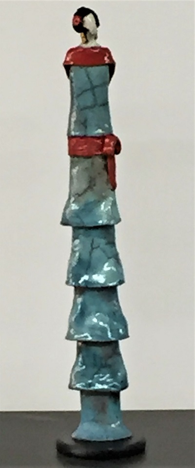 Femme Art Déco robe bleue à volants, fleur rouge dans les cheveux - Céramique - 42 cm