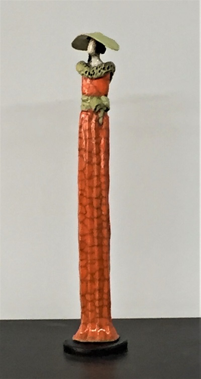 Femme Art Déco robe orange et chapeau vert - Céramique - 42 cm