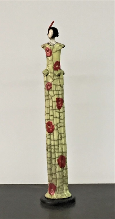 Femme Art Déco robe amande fleurs mauve et plume dans les cheveux - Céramique - 42 cm