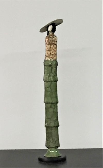 Femme Art déco robe verte, chemisier à pois et chapeau - Céramique - 42 cm