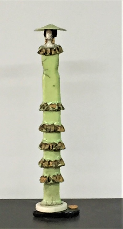 Femme Art Déco robe verte à volants et chapeau - Céramique - 42 cm